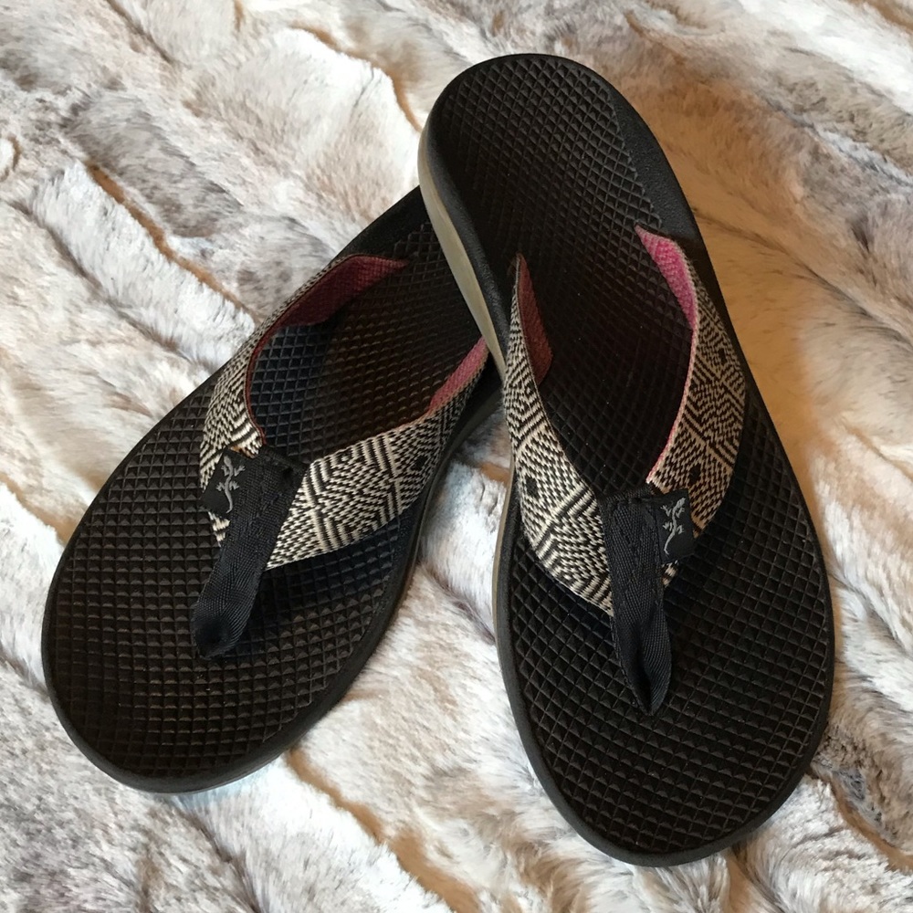 size 7 Chaco’s black and white flip flops